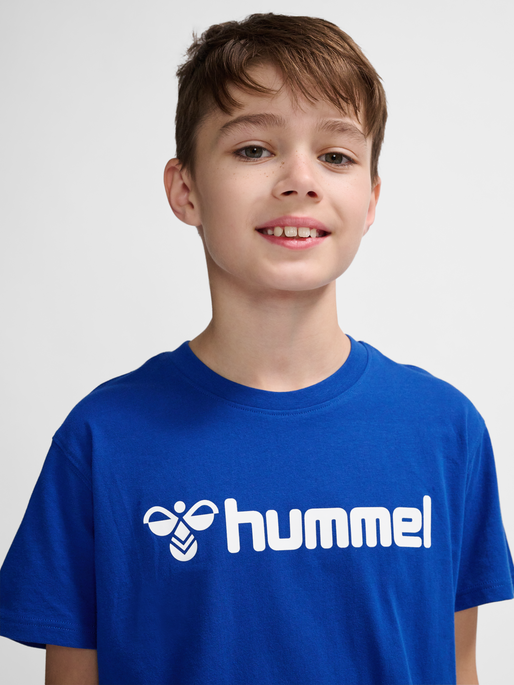 hmlGO 2.0 LOGO T-SHIRT S/S KIDS, TRUE BLUE, model