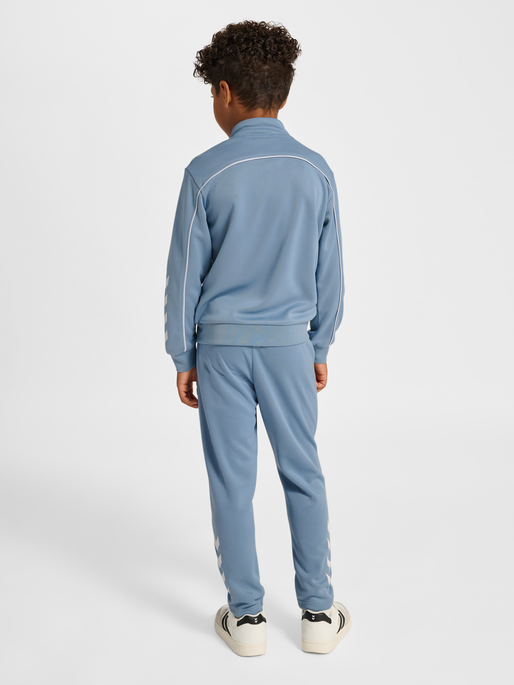 hmlJR TRACKSUIT, FADED DENIM, model