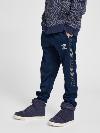 hmlJAYCE PANTS, BLACK IRIS, model