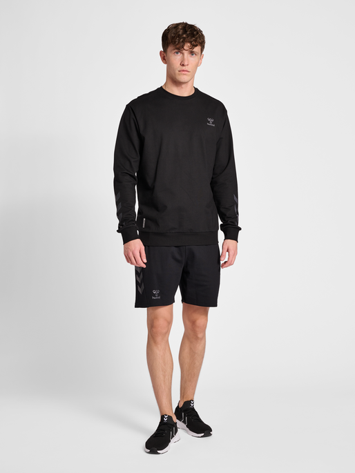 hmlOFFGRID COTTON SWEATSHIRT, JET BLACK, model