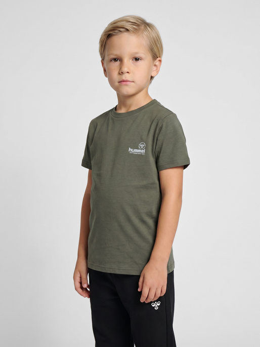 hmlJR REG GRAPHIC T-SHIRT S/S, CASTOR GRAY, model