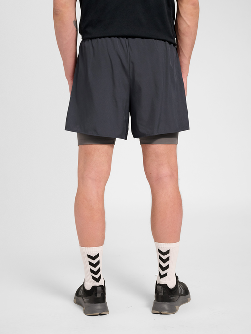 hmlHIIT INTENSITY 2 IN 1 SHORTS, EBONY, model