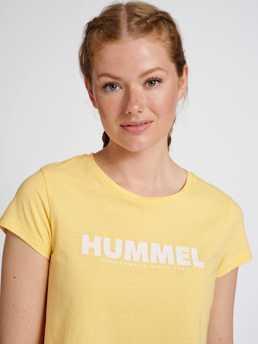 hmlLEGACY WOMAN CROPPED T-SHIRT, GOLDEN HAZE, model