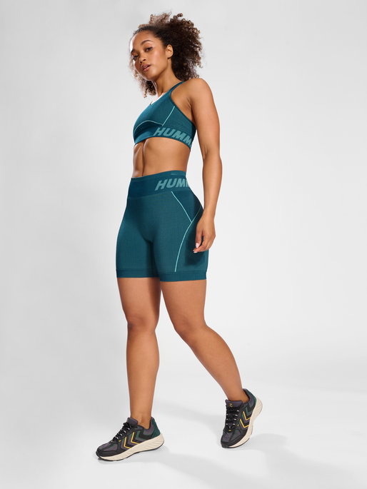 hmlTE CHRISTEL SEAMLESS SHORTS, DEEP TEAL/PASTEL TURQUOISE MEL, model