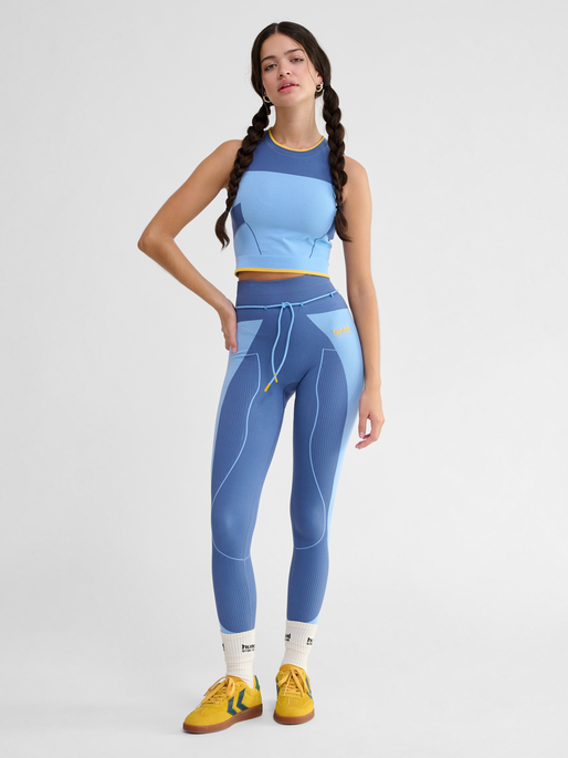 hmlSEAMLESS TOP, LICHEN BLUE, model