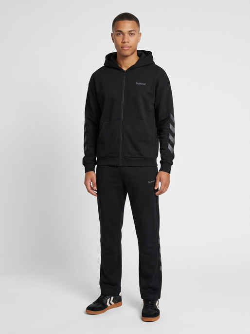 hmlKEEPER CHEVRON W ZIP HOODIE, BLACK, model