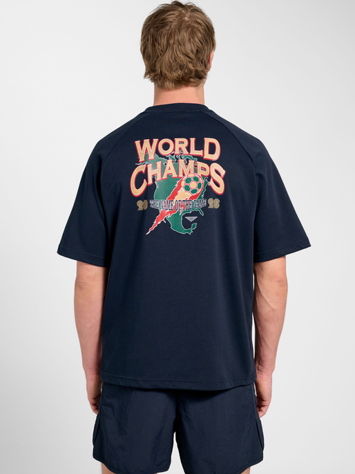 hmlWORLD 26 T-SHIRT S/S, DARK SAPPHIRE, model