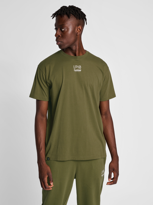 hmlLP10 BOXY T-SHIRT, IVY GREEN, model