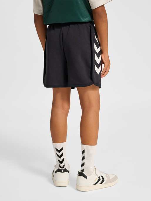 hmlJR LOOSE WILLY SHORTS, BLACK, model