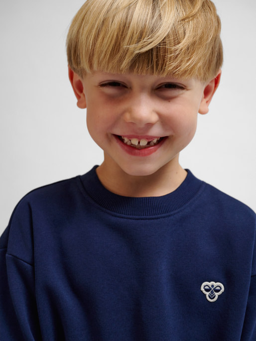 hmlJR LOOSE CREWNECK BEE, DRESS BLUES, model