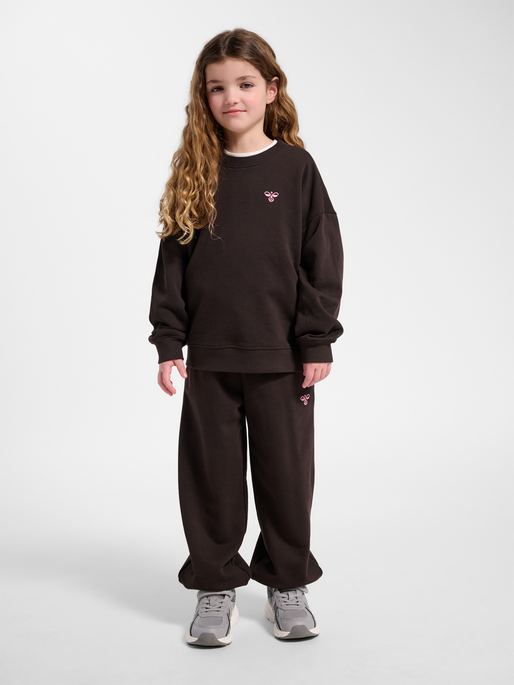 hmlJR JUMP BOXY SWEATSHIRT, CHOCOLATE TORTE, model