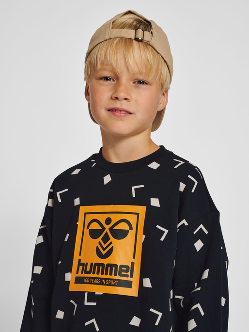 hmlELIJAH SWEATSHIRT, BLACK, model