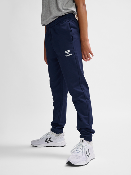 hmlGO 2.0 SWEATPANTS KIDS, MARINE, model