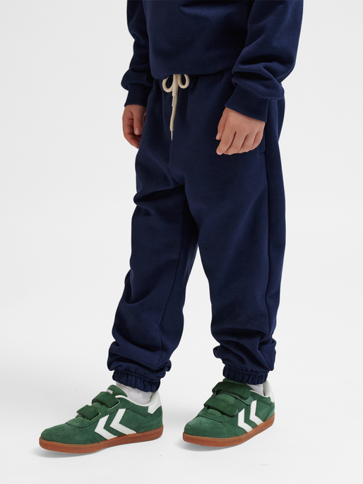 hmlJR LOOSE SWEATPANTS BEE, DRESS BLUES, model