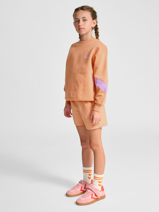 hmlJR OVERSIZED CREW SPORTSWEAR, PEACH BLOOM, model