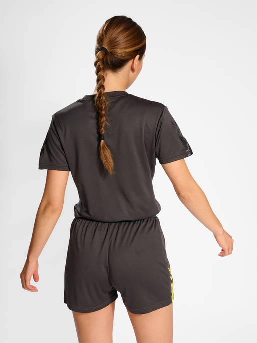 hmlACTIVE PL JERSEY S/S WOMAN, OBSIDIAN, model