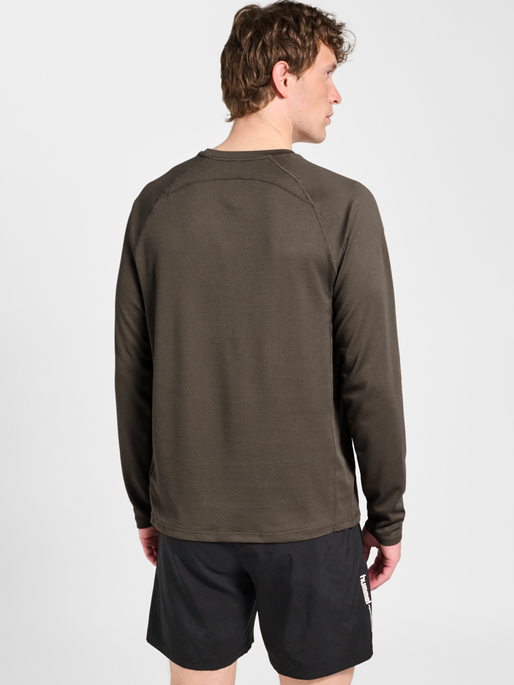 hmlMOMENTUM T-SHIRT L/S, MAJOR BROWN, model