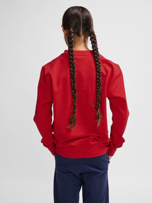 hmlGO 2.0 SWEATSHIRT KIDS, TRUE RED, model