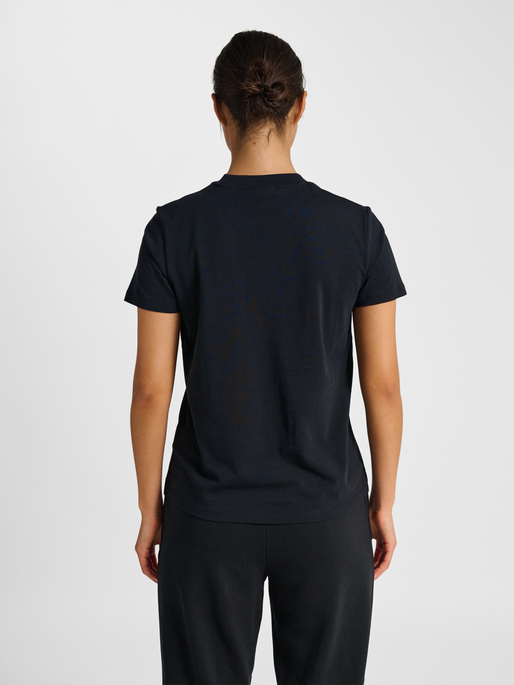 hmlPULSE W T-SHIRT, BLACK hmlPULSE W T-SHIRT, BLACK, model