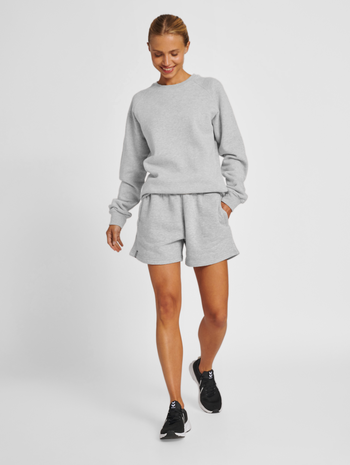 hmlRED BASIC SWEAT SHORTS WOMAN, GREY MELANGE, model