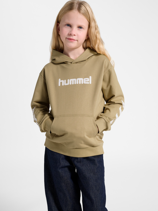 hmlJR LOGO HOODIE, CORNSTALK, model