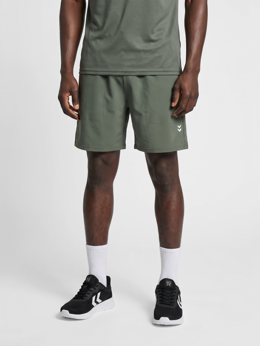hmlPULSE WORKOUT SHORTS, CASTOR GRAY, model