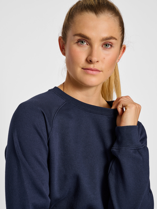 hmlRED CLASSIC SWEATSHIRT WOMAN, MARINE, model