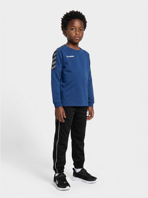 hmlAUTHENTIC KIDS TRAINING SWEAT, TRUE BLUE, model