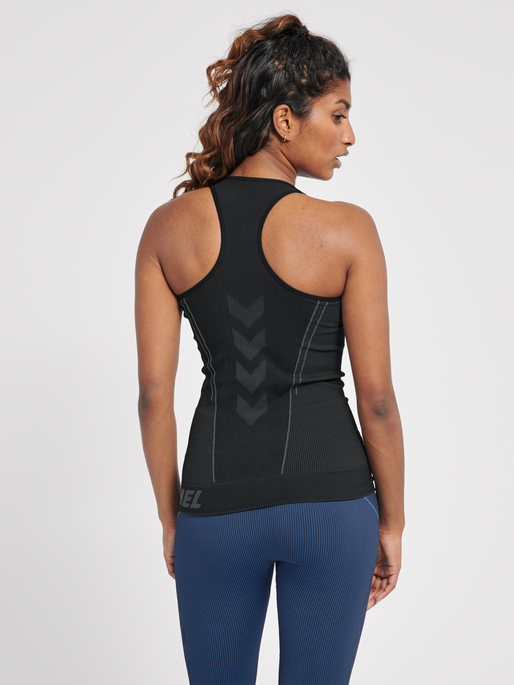 hmlTE CHRISTEL SEAMLESS TOP, BLACK/ASPHALT MELANGE, model