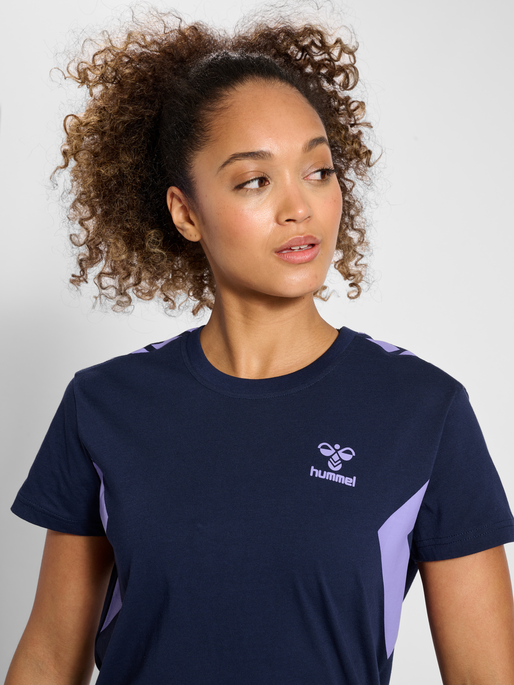 hmlSTALTIC COTTON T-SHIRT S/S WOMAN, 7220, model