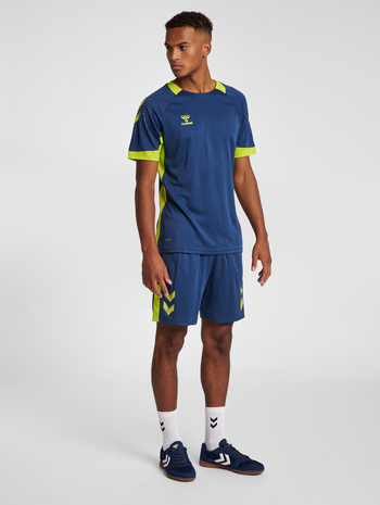 hmlLEAD TRAINER SHORTS, DARK DENIM, model