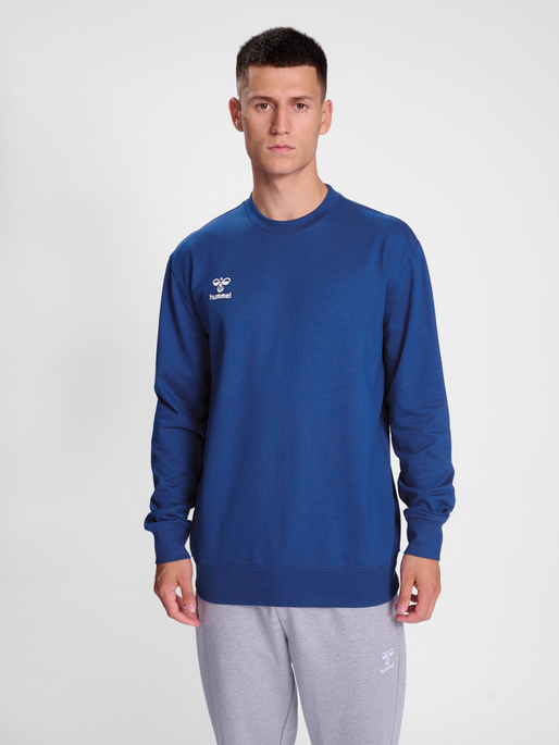 hmlGO 2.0 SWEATSHIRT, TRUE BLUE, model