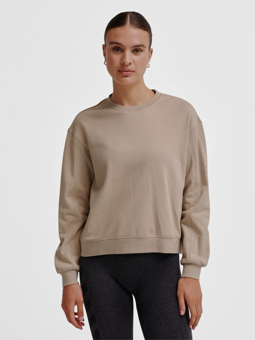 hmlMT DHYANI SWEATSHIRT, SIMPLY TAUPE, model