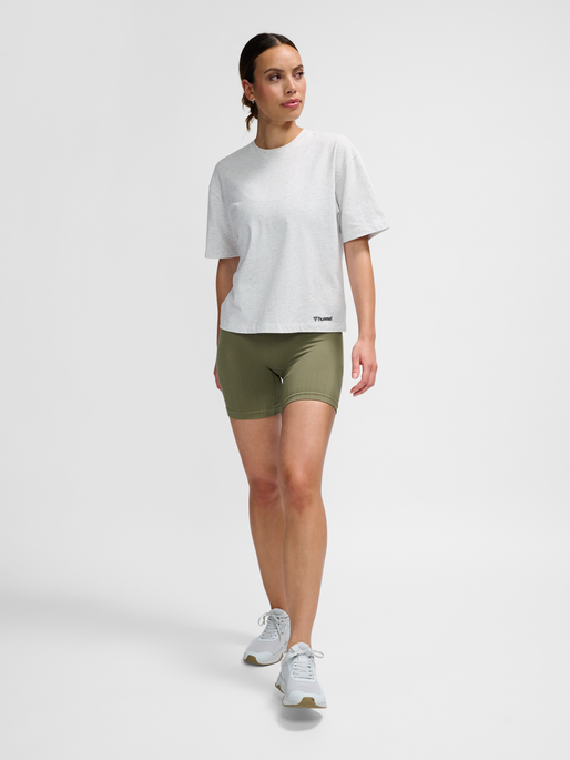 hmlMT ULTRA BOXY SHORT T-SHIRT, WHITE MELANGE, model