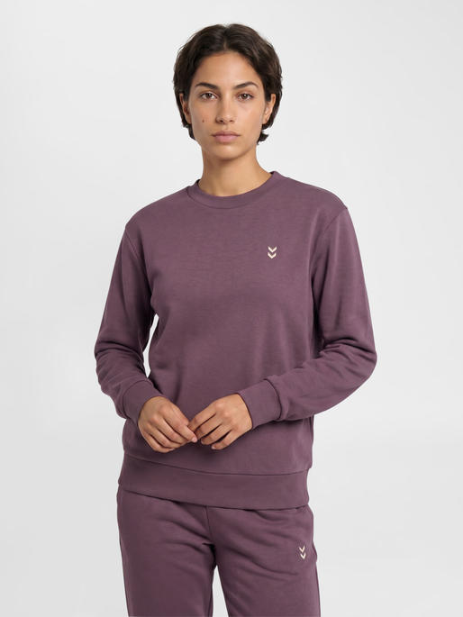 hmlPULSE W SWEAT CREWNECK, BLACK PLUM, model