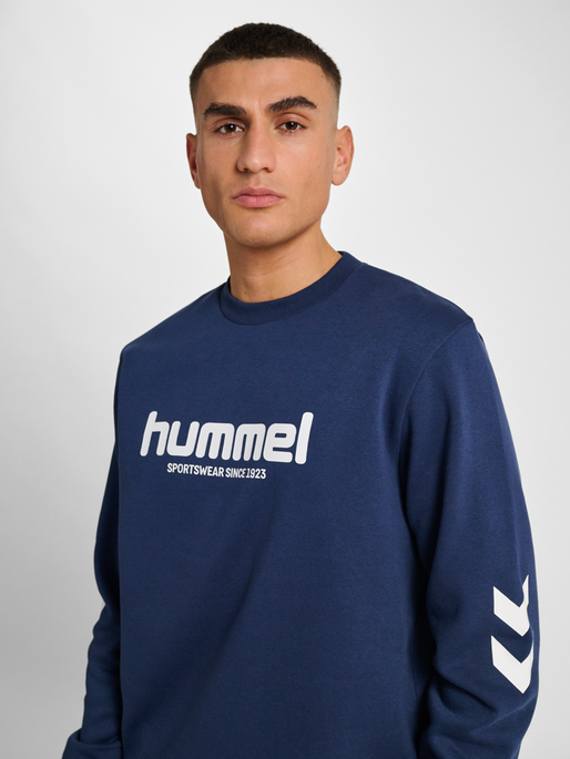 hmlLEGACY 2.0 SWEATSHIRT, DRESS BLUES, model