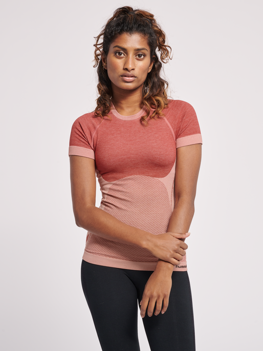 hmlCLEA SEAMLESS TIGHT T-SHIRT, WITHERED ROSE, model