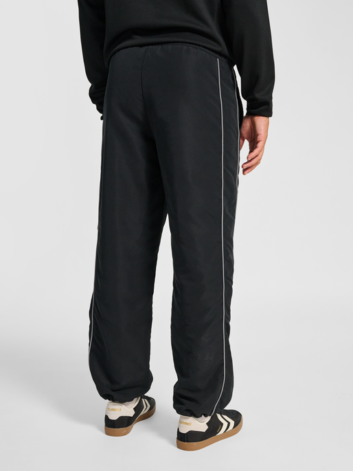 hmlLOOSE TRACK PANTS TOPSCORER, BLACK/EBONY, model