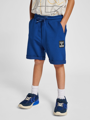 hmlTYLER SHORTS, NAVY PEONY, model