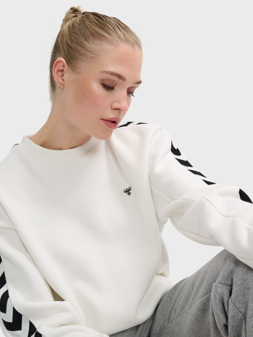 hmlARCHIVE LOOSE FIT SWEATSHIRT, BLANC DE BLANC, model