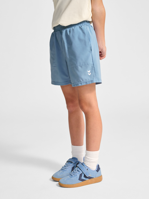 hmlJR PULSE WORKOUT SHORTS, FADED DENIM, model