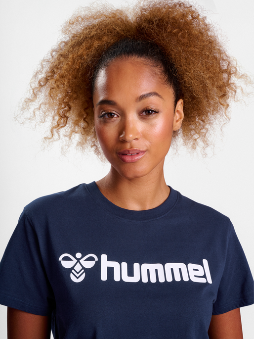 hmlGO 2.0 LOGO T-SHIRT S/S WOMAN, MARINE, model