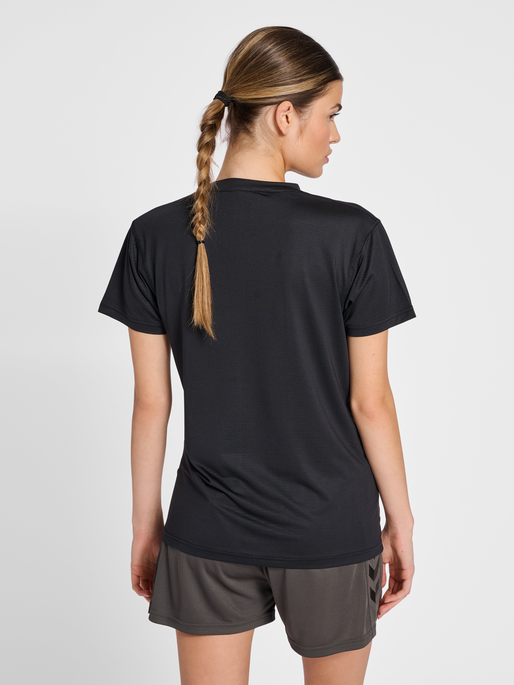 hmlONGRID POLY TEE S/S WO, 2715, model