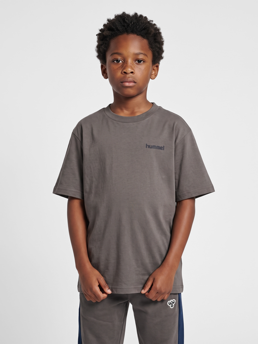 hmlJR LOOSE GRAPHIC T-SHIRT S/S, DARK GULL GRAY, model