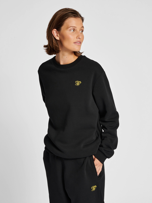 hmlAMNESTY SWEATSHIRT, BLACK, model