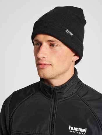 hmlLGC DELTA BEANIE, BLACK, model