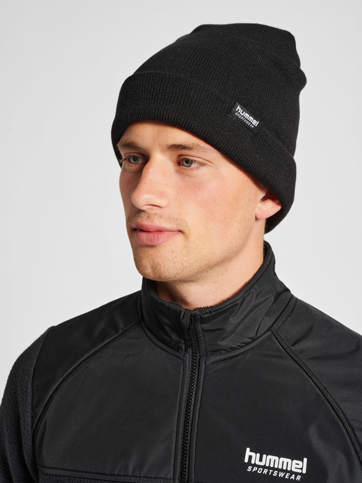 hmlLGC DELTA BEANIE, BLACK, model