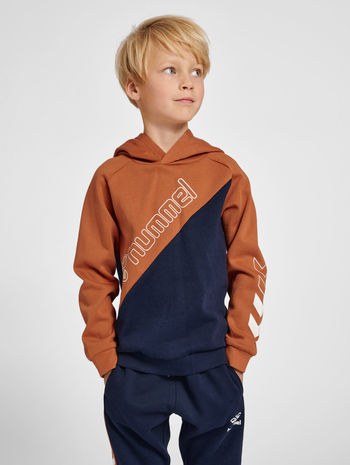 hmlAXEL HOODIE, SIERRA, model