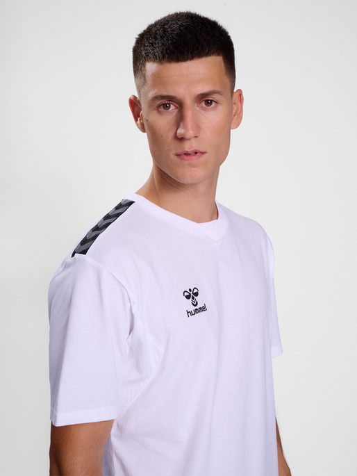 hmlAUTHENTIC CO T-SHIRT S/S, WHITE, model