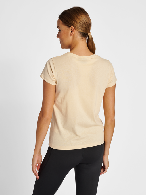 hmlBOOSTER WOMAN T-SHIRT, 8084, model